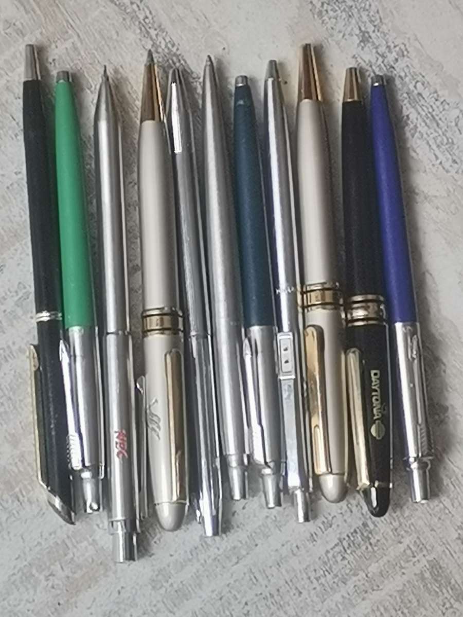 JOBLOT COLLECTION OF 11 PENS INCL PARKER, PAPERMATE, AND CHROMATIC