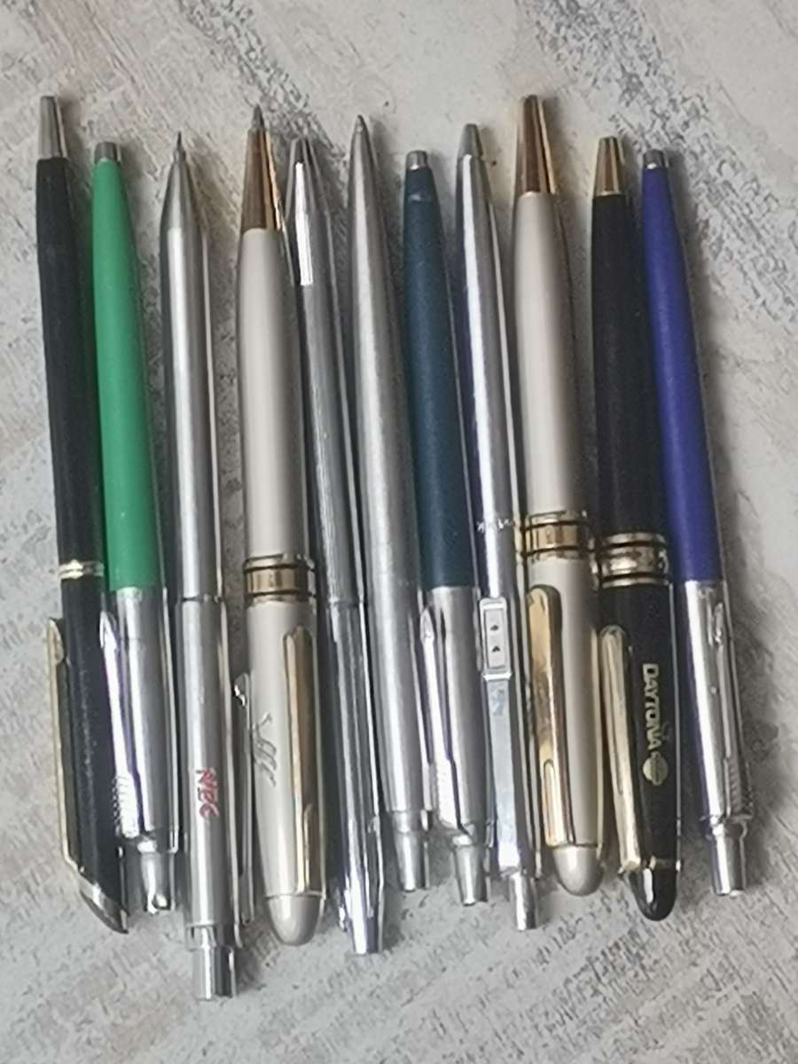 JOBLOT COLLECTION OF 11 PENS INCL PARKER, PAPERMATE, AND CHROMATIC