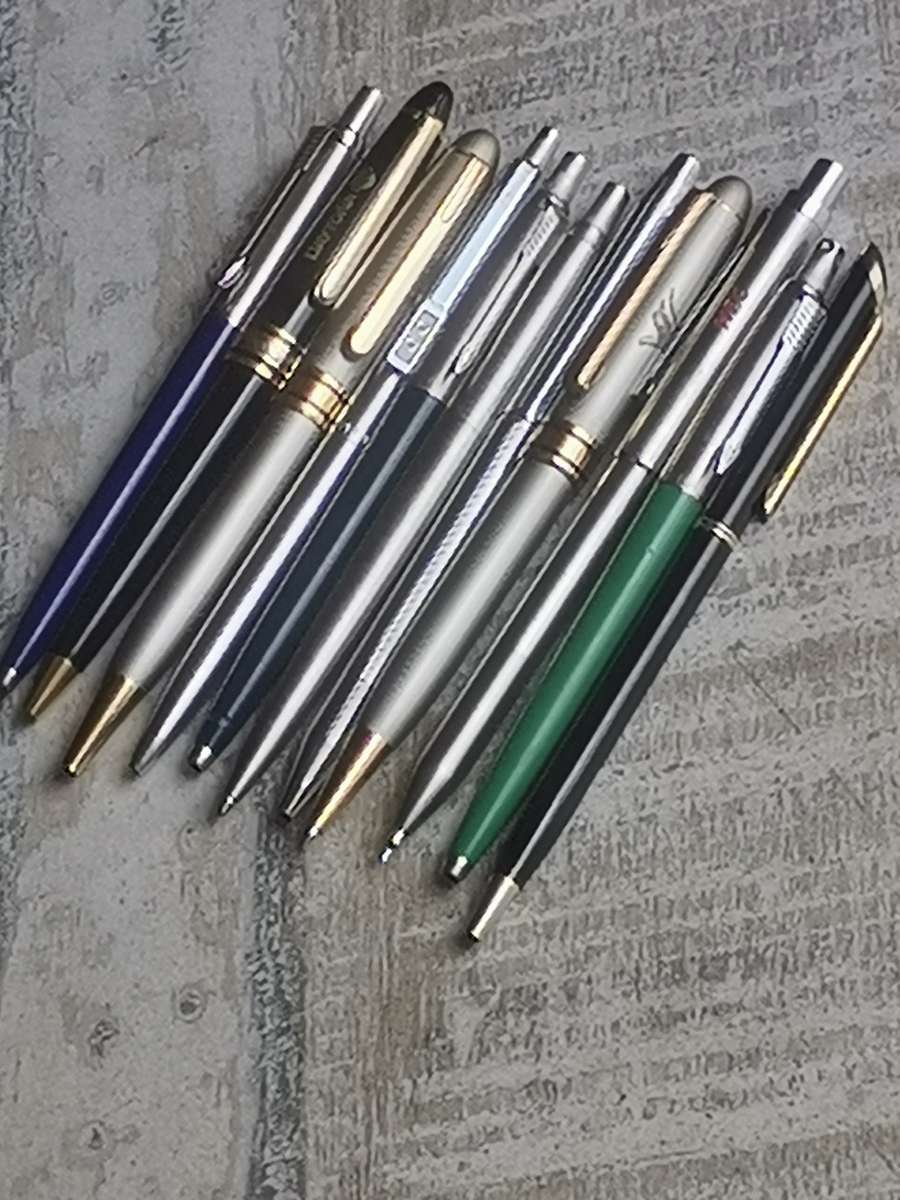 JOBLOT COLLECTION OF 11 PENS INCL PARKER, PAPERMATE, AND CHROMATIC
