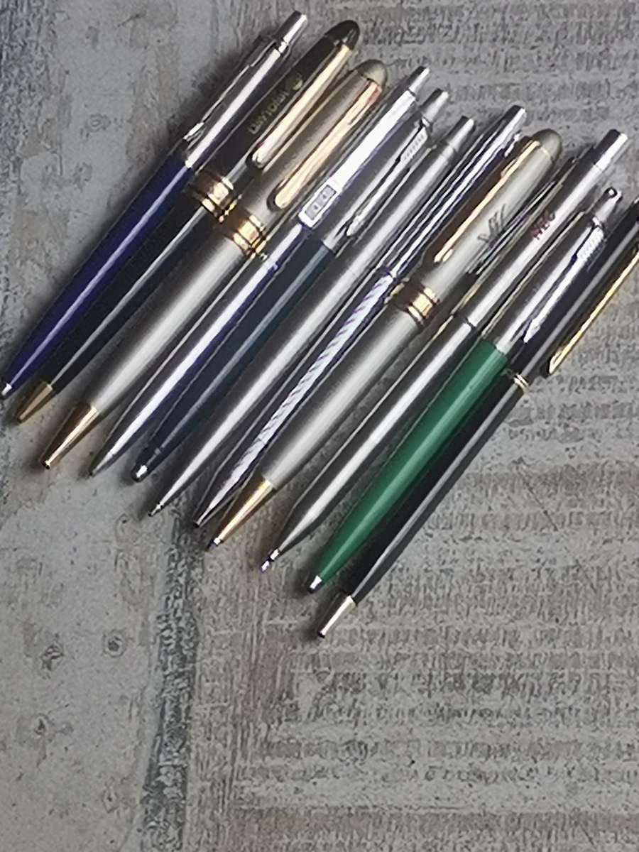 JOBLOT COLLECTION OF 11 PENS INCL PARKER, PAPERMATE, AND CHROMATIC
