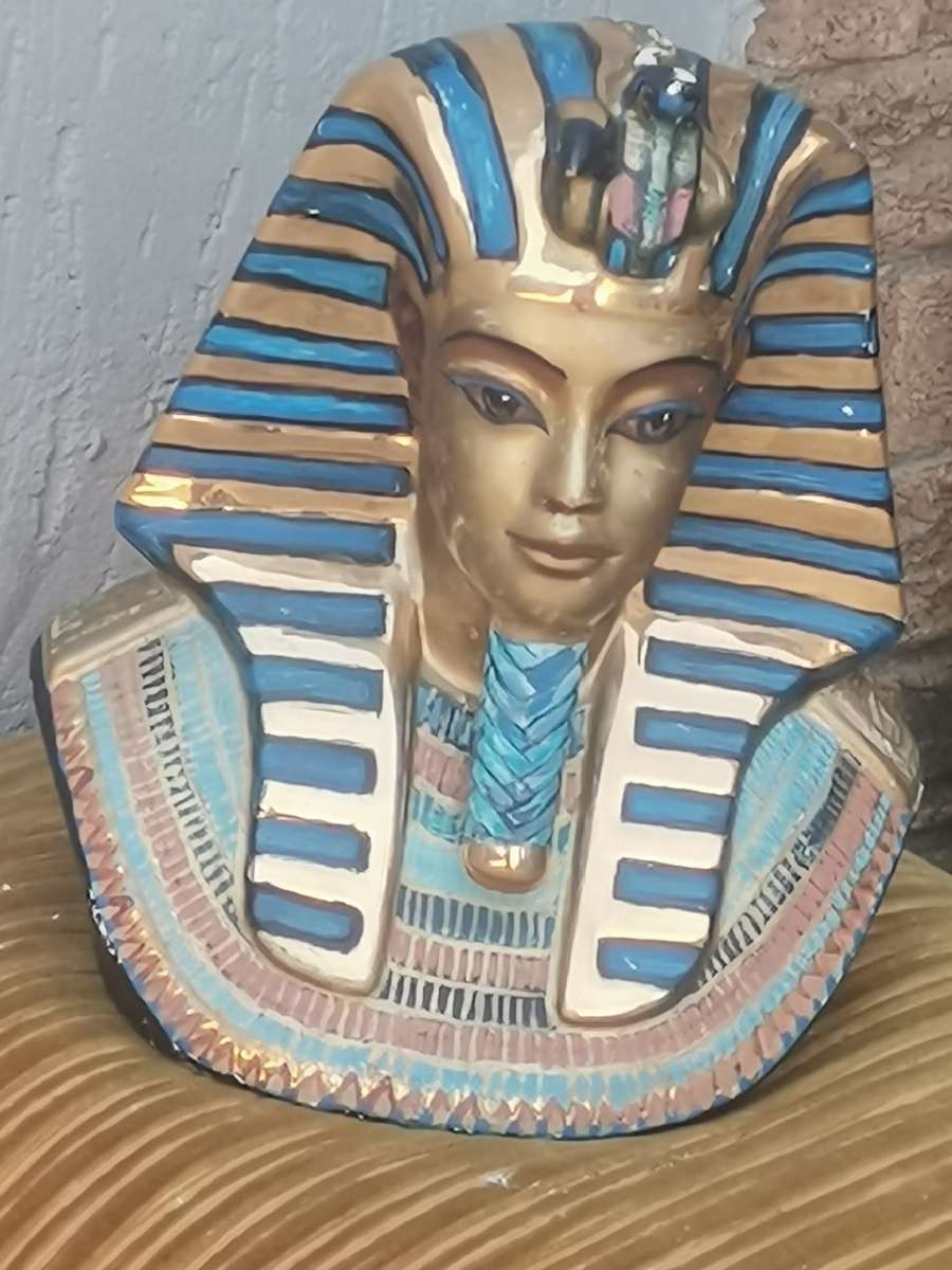 ANCIENT AND HIGHLY COLLECTABLE EGYPTIAN THEMED CEREMIC PHARAOH BUST OVER 30CM TALL