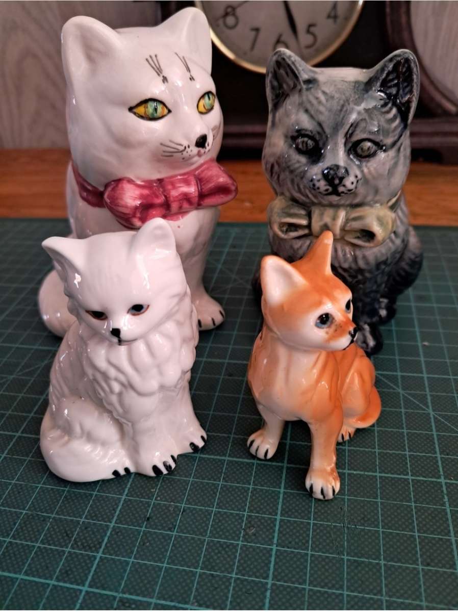 4 x CEREMIC CAT ORNAMENTS IN EXCELLENT CONDITION - BIDDING FOR ALL 4 ITEMS