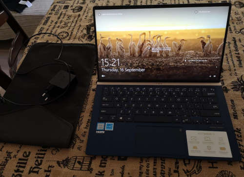 ASUS 14` Zenbook Notebook UX433F i5 (Blue and Rose Gold)