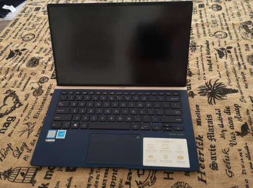 ASUS 14` Zenbook Notebook UX433F i5 (Blue and Rose Gold)