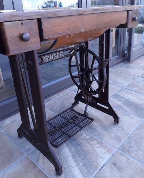 Singer table