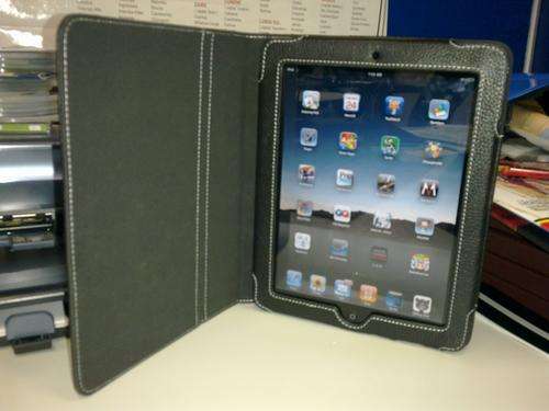 *Crazy 24 hour Auction *  - Apple IPAD 32GB WI-FI  in Genuine Leather Case