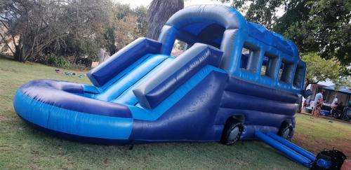 Inflatable jumping castle