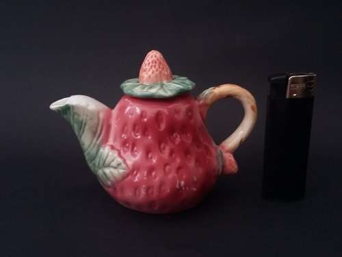 Cute little tea pot in the form of a strawberry - in perfect condition