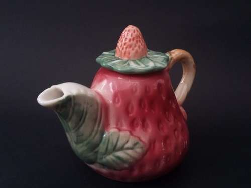 Cute little tea pot in the form of a strawberry - in perfect condition