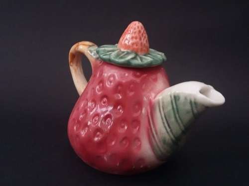 Cute little tea pot in the form of a strawberry - in perfect condition