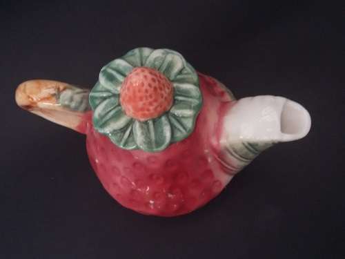 Cute little tea pot in the form of a strawberry - in perfect condition