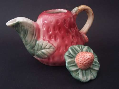 Cute little tea pot in the form of a strawberry - in perfect condition