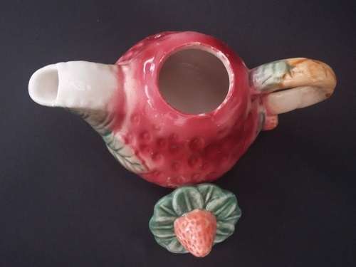 Cute little tea pot in the form of a strawberry - in perfect condition