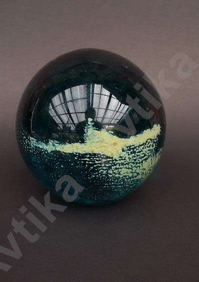 Stunning paperweight in perfect condition