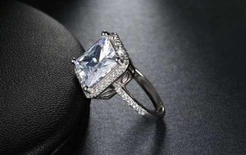 Amazing 4 carat Princess cut Simulated Diamond Ring. Size 6. Click to see stone used
