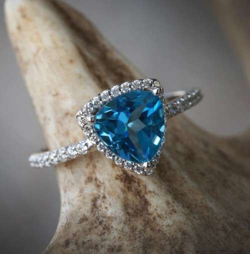 ***Video*** Stunning Blue Trillion Topaz 2.4ct