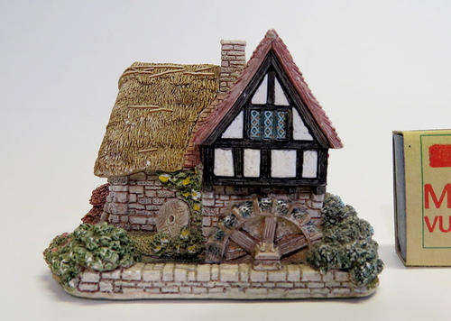 Lulliput Lane miniature cottage