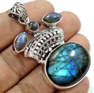 Natural LABRADORITE set in Sterling Silver (pendant)