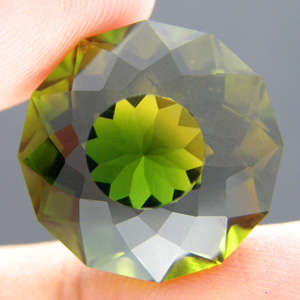 Impressive gem! 23.10 cts 18.8mm Natural BI-COLOUR QUARTZ fancy round facet (Africa)