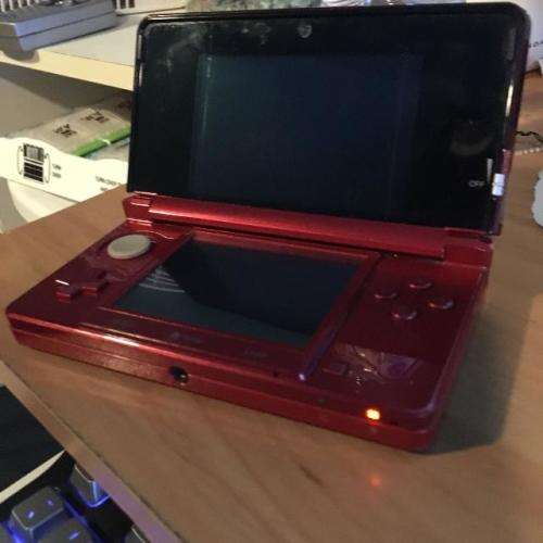 NINTENDO-3DS-RED-bundle including 1XGAME + 2GB MCARD AND CHARGER - GREAT DEALS!!