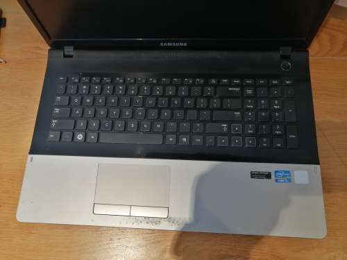 SAMSUNG NP300- (17") CORE i5-2450M, 4GB DDR3 RAM, 750GB HDD WITH GT 520MX!!! GREAT DEAL!!!