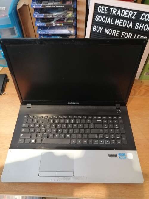 SAMSUNG NP300- (17") CORE i5-2450M, 4GB DDR3 RAM, 750GB HDD WITH GT 520MX!!! GREAT DEAL!!!
