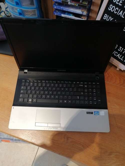 SAMSUNG NP300- (17") CORE i5-2450M, 4GB DDR3 RAM, 750GB HDD WITH GT 520MX!!! GREAT DEAL!!!
