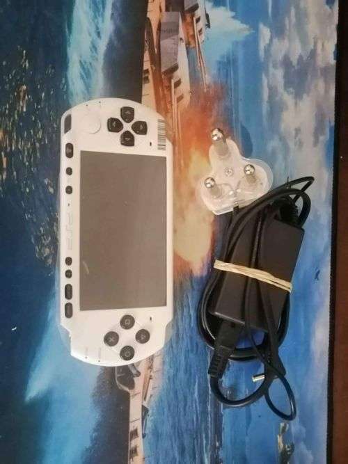 PSP SUPER SLIM e3000, 7GAMES 4GB MEMORY CARD AND CHARGER -White edtion!!