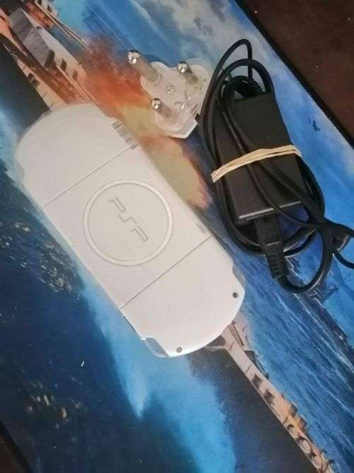 PSP SUPER SLIM e3000, 7GAMES 4GB MEMORY CARD AND CHARGER -White edtion!!
