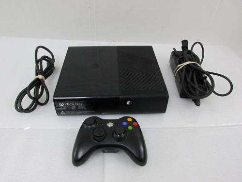XBOX 360 ELITE CONSOLE (4GB) 1CONTROLLER AND CABLES - GREAT DEAL