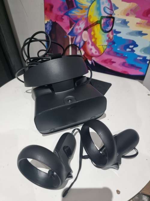 OCULUS RIFT S WITH ACCESSORIES AND BOX (JOB LOT) - SOLD AS IS!!