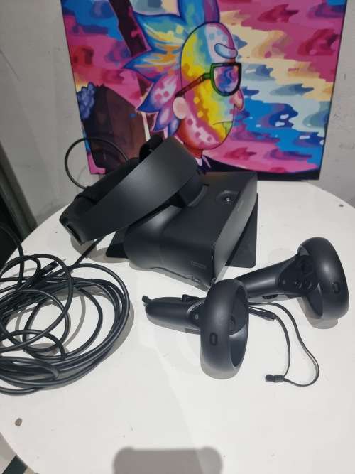 OCULUS RIFT S WITH ACCESSORIES AND BOX (JOB LOT) - SOLD AS IS!!
