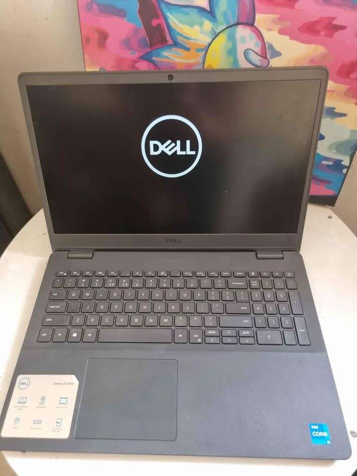 Dell Vostro 15 3500-(15.6`) QUAD CORE i5-1135G7, 8GB DDR4 RAM, 512gb m.2 SSD, intel Iris XE!