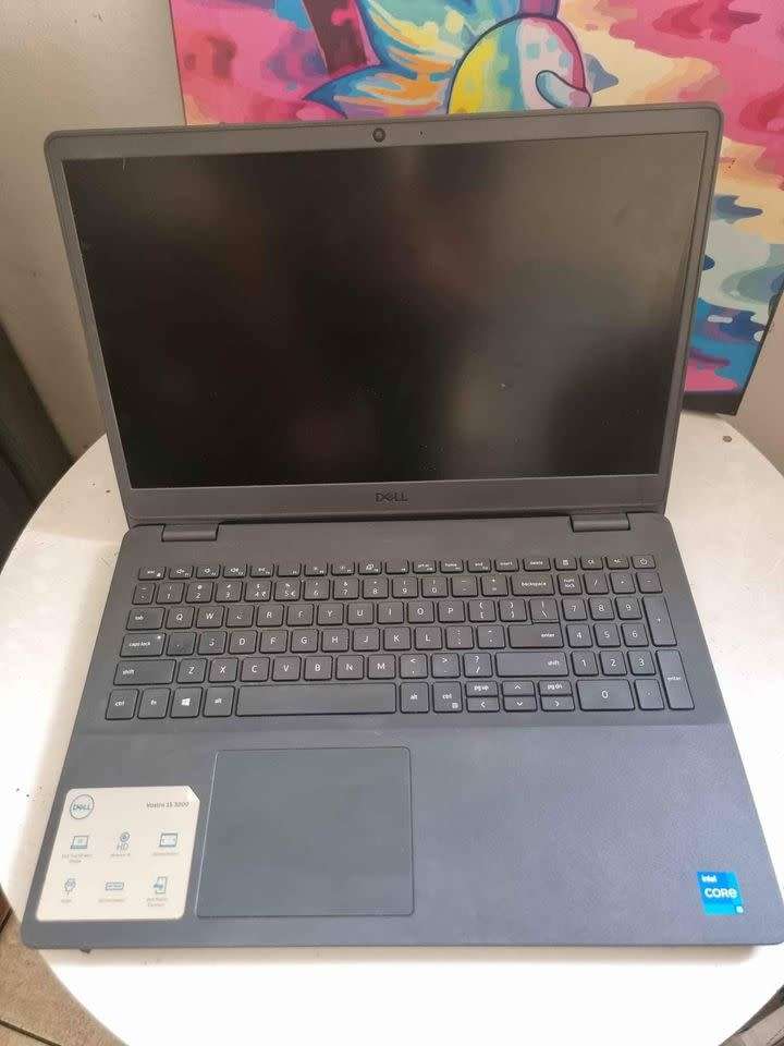 Dell Vostro 15 3500-(15.6`) QUAD CORE i5-1135G7, 8GB DDR4 RAM, 512gb m.2 SSD, intel Iris XE!