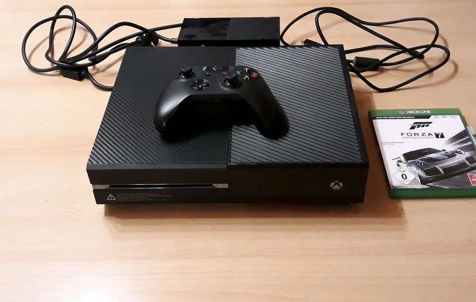 XBOX ONE 500GB WITH FORZA 7  1X Controller & Accessories- GREAT DEAL