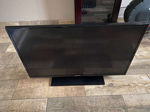 SAMSUNG 32" HD TV and Samsung Soundbar