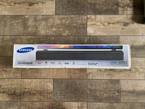 SAMSUNG 32" HD TV and Samsung Soundbar