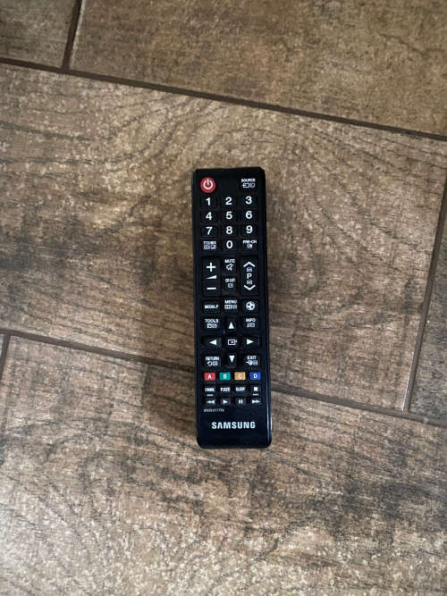 SAMSUNG 32" HD TV and Samsung Soundbar