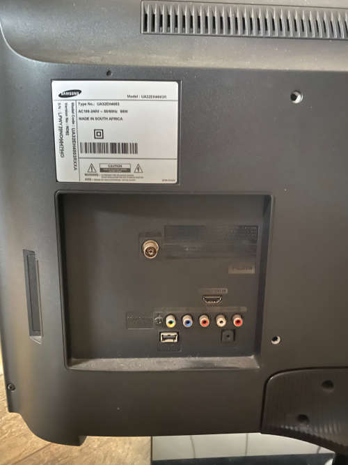 SAMSUNG 32" HD TV and Samsung Soundbar