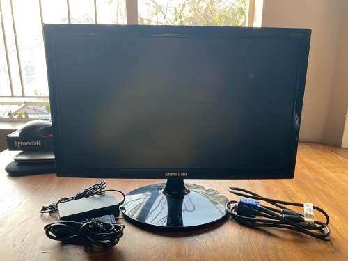 HP Pavillion 15` Bundled with Redragon Gaming keyboard, Razer Mouse, Samsung Monitor and Sleeve