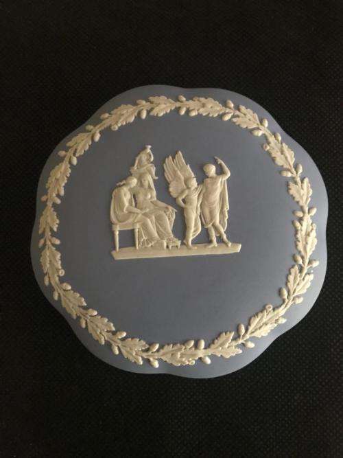 WEDGWOOD VINTAGE 1959 JASPERWARE PALE BLUE `ICARUS/DEADA LARGE SCALLOPED CANDY OR TRINKET BOX