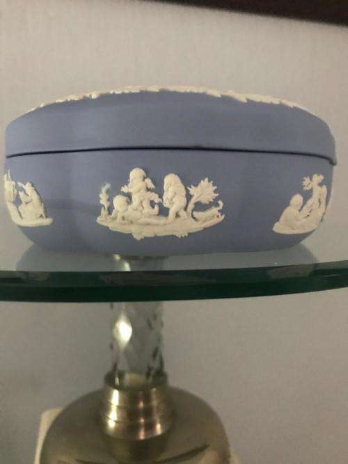 WEDGWOOD VINTAGE 1959 JASPERWARE PALE BLUE `ICARUS/DEADA LARGE SCALLOPED CANDY OR TRINKET BOX