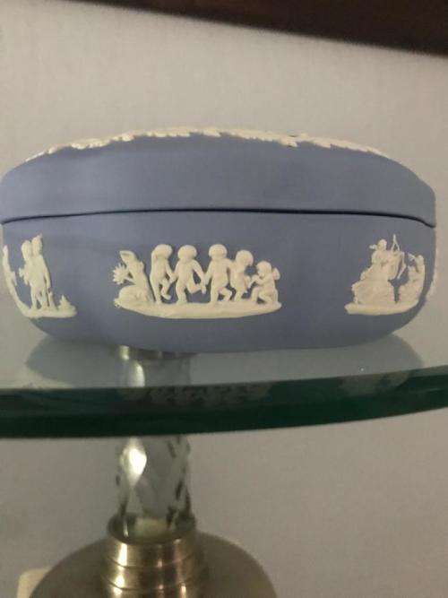 WEDGWOOD VINTAGE 1959 JASPERWARE PALE BLUE `ICARUS/DEADA LARGE SCALLOPED CANDY OR TRINKET BOX
