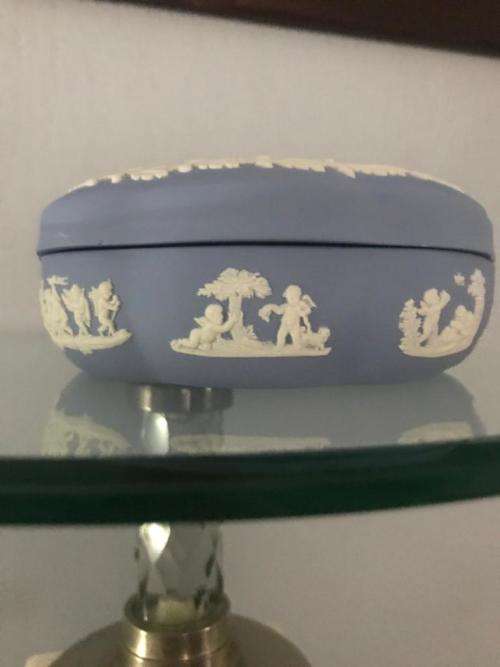 WEDGWOOD VINTAGE 1959 JASPERWARE PALE BLUE `ICARUS/DEADA LARGE SCALLOPED CANDY OR TRINKET BOX