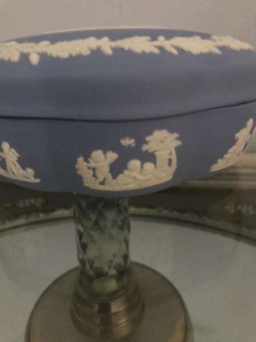 WEDGWOOD VINTAGE 1959 JASPERWARE PALE BLUE `ICARUS/DEADA LARGE SCALLOPED CANDY OR TRINKET BOX