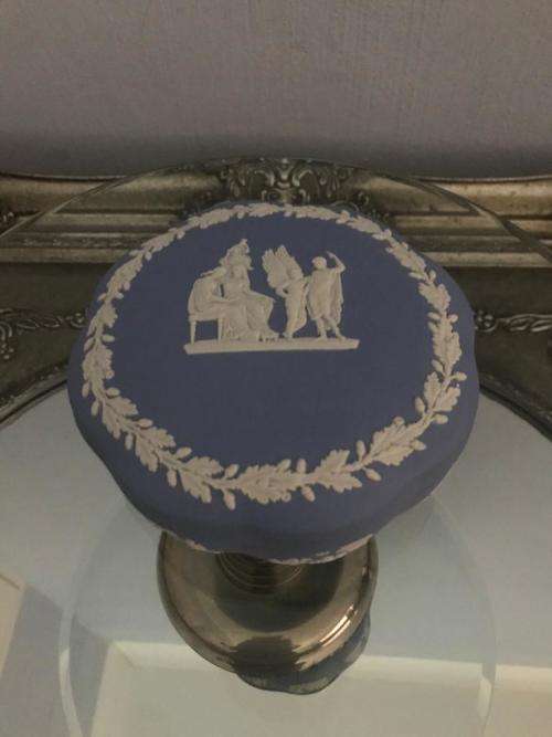 WEDGWOOD VINTAGE 1959 JASPERWARE PALE BLUE `ICARUS/DEADA LARGE SCALLOPED CANDY OR TRINKET BOX