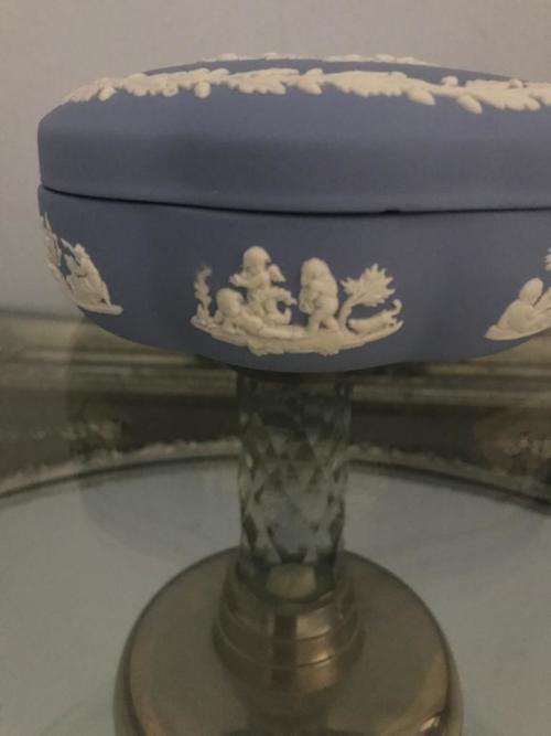 WEDGWOOD VINTAGE 1959 JASPERWARE PALE BLUE `ICARUS/DEADA LARGE SCALLOPED CANDY OR TRINKET BOX