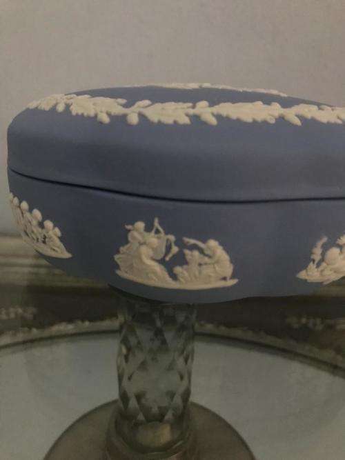 WEDGWOOD VINTAGE 1959 JASPERWARE PALE BLUE `ICARUS/DEADA LARGE SCALLOPED CANDY OR TRINKET BOX