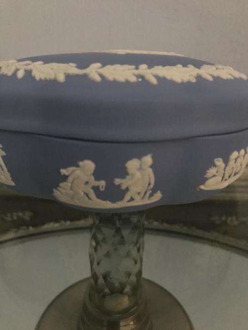 WEDGWOOD VINTAGE 1959 JASPERWARE PALE BLUE `ICARUS/DEADA LARGE SCALLOPED CANDY OR TRINKET BOX