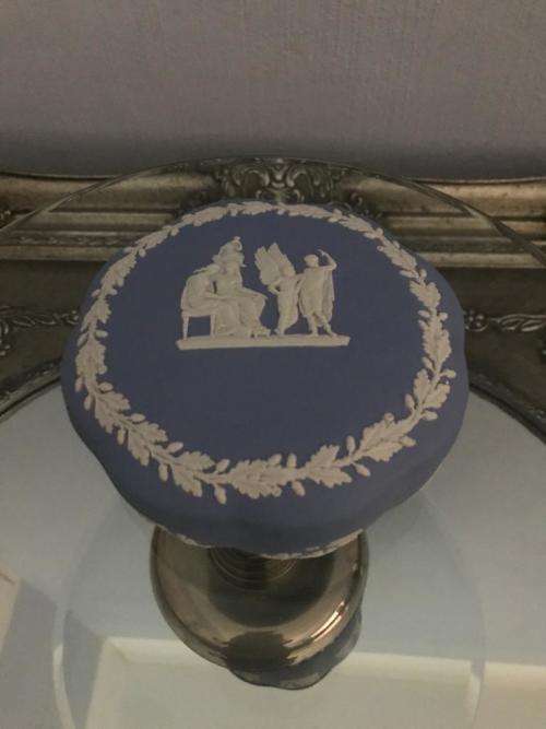 WEDGWOOD VINTAGE 1959 JASPERWARE PALE BLUE `ICARUS/DEADA LARGE SCALLOPED CANDY OR TRINKET BOX